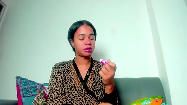 Snapshot of meghanSusexx chatting on 14, 12, 2025 meghanSusexx online show from 14, 12, 2025