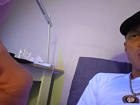 Snapshot of McdyllanXX chatting on 8, 2, 2025 McdyllanXX online show from 8, 2, 2025