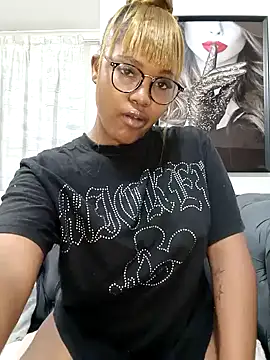 Snapshot of charmainexxx chatting on 7, 11, 2025 charmainexxx online show from 7, 11, 2025