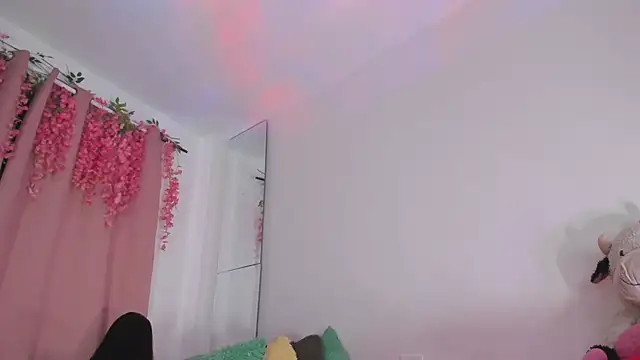 msschloee  online show from 8, 11, 2025