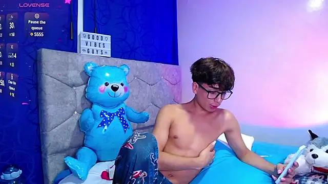 Snapshot of OwenBluee chatting on 2, 12, 2024 OwenBluee online show from 2, 12, 2024