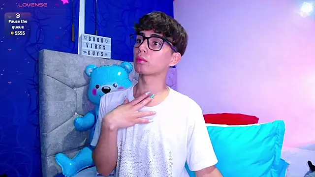 Snapshot of OwenBluee chatting on 7, 12, 2024 OwenBluee online show from 7, 12, 2024