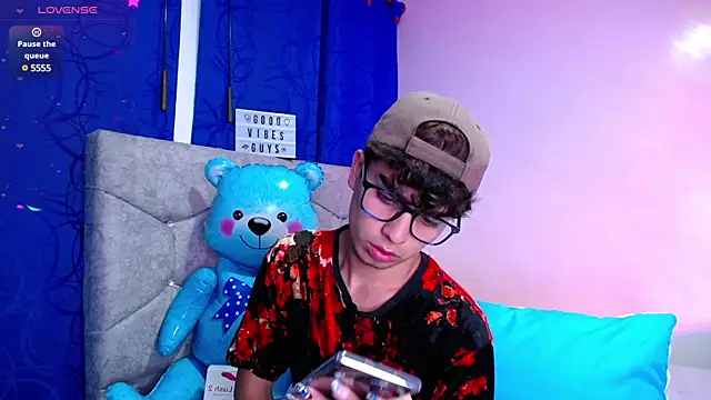 Snapshot of OwenBluee chatting on 29, 12, 2024 OwenBluee online show from 29, 12, 2024