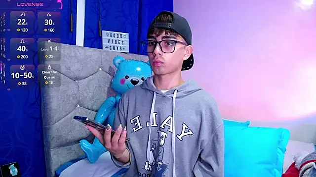 Snapshot of OwenBluee chatting on 31, 12, 2024 OwenBluee online show from 31, 12, 2024