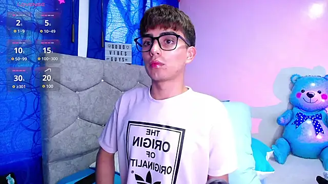 Snapshot of OwenBluee chatting on 10, 1, 2025 OwenBluee online show from 10, 1, 2025