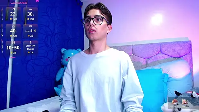 Snapshot of OwenBluee chatting on 1, 2, 2025 OwenBluee online show from 1, 2, 2025