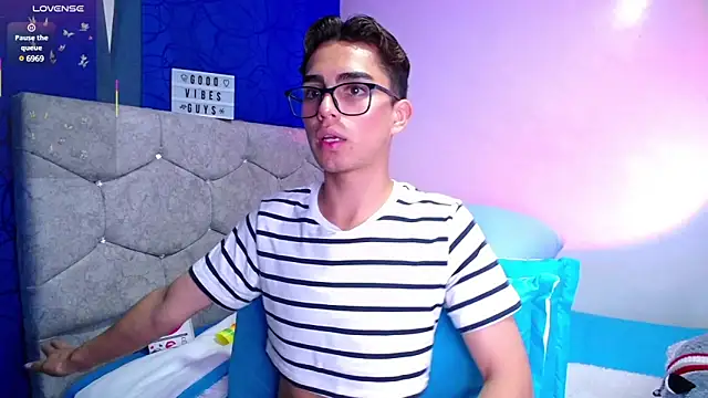 Snapshot of OwenBluee chatting on 2, 3, 2025 OwenBluee online show from 2, 3, 2025