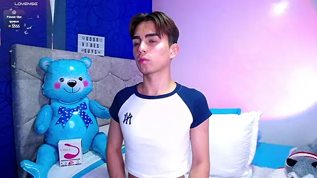 Snapshot of OwenBluee chatting on 10, 3, 2025 OwenBluee online show from 10, 3, 2025