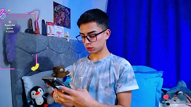 Snapshot of OwenBluee chatting on 24, 10, 2025 OwenBluee online show from 24, 10, 2025