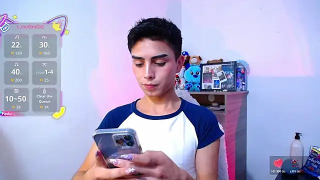 Snapshot of OwenBluee chatting on 17, 11, 2025 OwenBluee online show from 17, 11, 2025