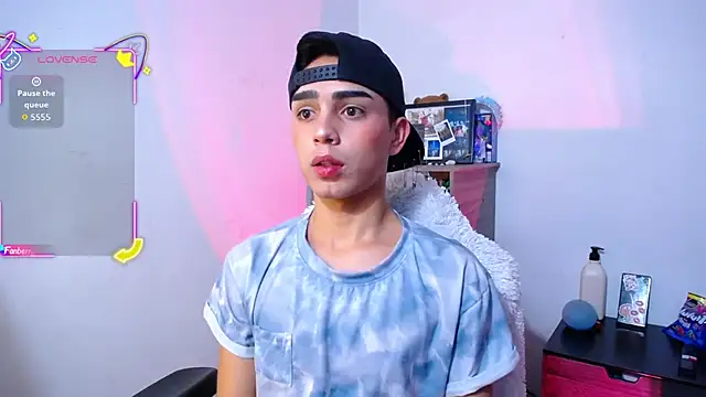 Snapshot of OwenBluee chatting on 18, 11, 2025 OwenBluee online show from 18, 11, 2025