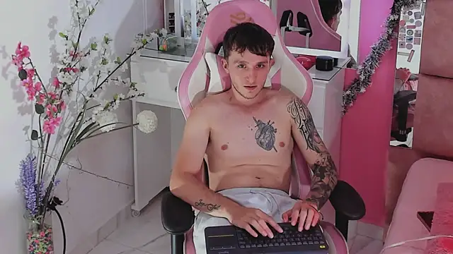 Dylanwhite23  online show from 18, 12, 2025