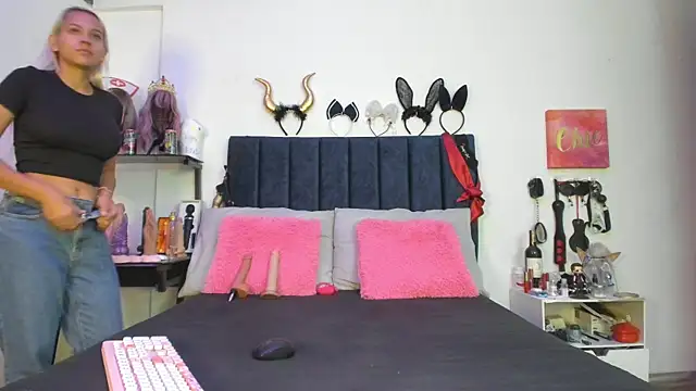 Snapshot of emmily_giraldo chatting on 8, 11, 2025 emmily giraldo online show from 8, 11, 2025