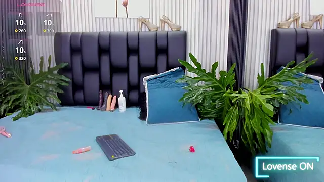 Snapshot of PamelaAnderson_2 chatting on 17, 10, 2025 PamelaAnderson 2 online show from 17, 10, 2025