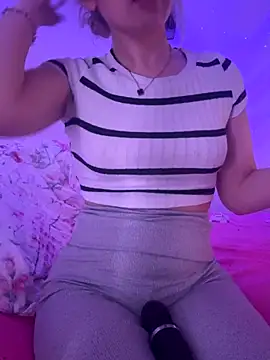 Snapshot of Holly-Glamour chatting on 17, 12, 2025 Holly-Glamour online show from 17, 12, 2025