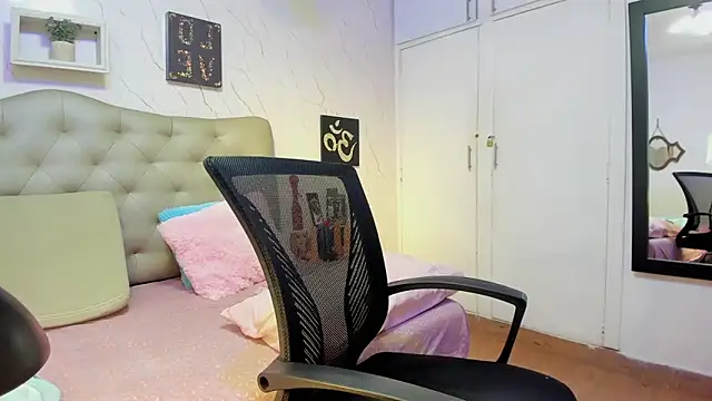 Snapshot of Antonella_Montanari chatting on 19, 10, 2025 Antonella Montanari online show from 19, 10, 2025