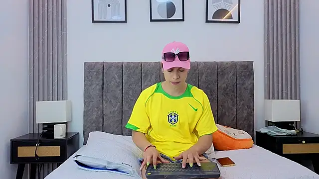 Luciana Ortiz1 online show from 15, 12, 2025