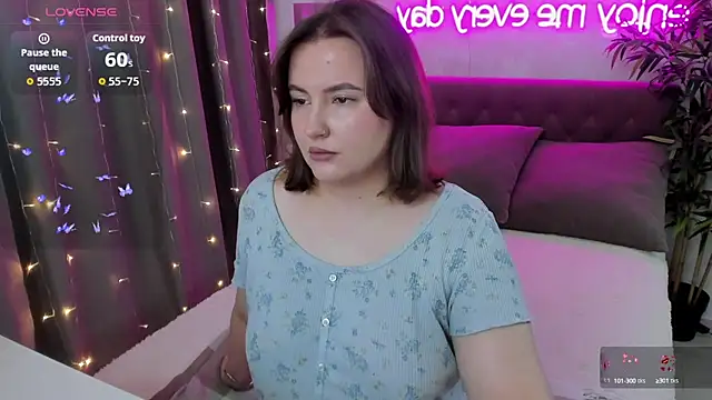 Snapshot of FeralPeach chatting on 4, 10, 2025 FeralPeach online show from 4, 10, 2025