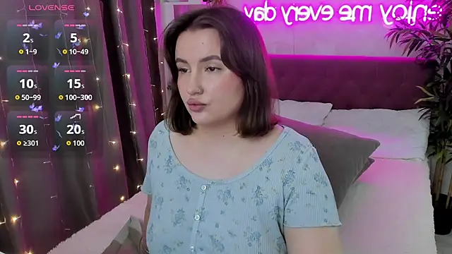 Snapshot of FeralPeach chatting on 5, 10, 2025 FeralPeach online show from 5, 10, 2025