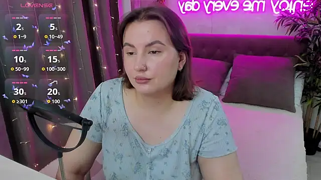 Snapshot of FeralPeach chatting on 9, 10, 2025 FeralPeach online show from 9, 10, 2025