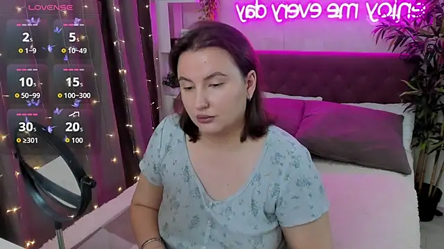 Snapshot of FeralPeach chatting on 10, 10, 2025 FeralPeach online show from 10, 10, 2025