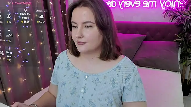 Snapshot of FeralPeach chatting on 18, 10, 2025 FeralPeach online show from 18, 10, 2025