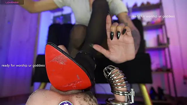 Snapshot of MissKorah chatting on 30, 11, 2025 MissKorah online show from 30, 11, 2025