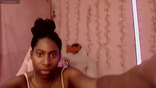 Snapshot of Queen_perla_ chatting on 16, 12, 2025 Queen perla online show from 16, 12, 2025