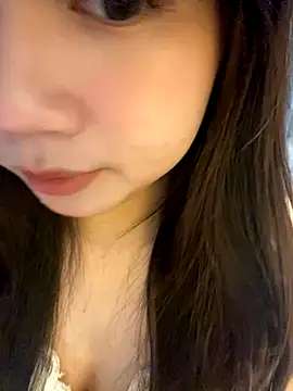 Snapshot of Hotellinh12 chatting on 10, 9, 2025 Hotellinh12 online show from 10, 9, 2025