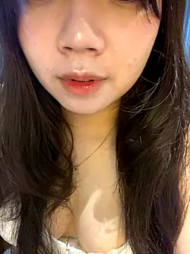 Snapshot of Hotellinh12 chatting on 5, 10, 2025 Hotellinh12 online show from 5, 10, 2025