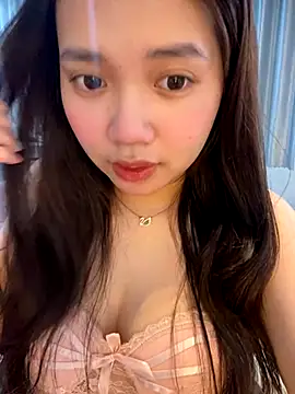 Snapshot of Hotellinh12 chatting on 3, 11, 2025 Hotellinh12 online show from 3, 11, 2025