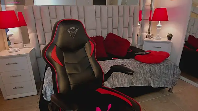 mariiahneedles online show from 12, 2, 2025