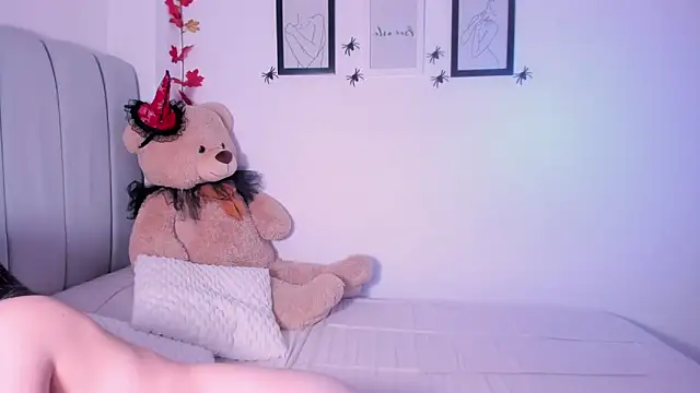 Snapshot of DannaHyde chatting on 2, 10, 2025 DannaHyde online show from 2, 10, 2025