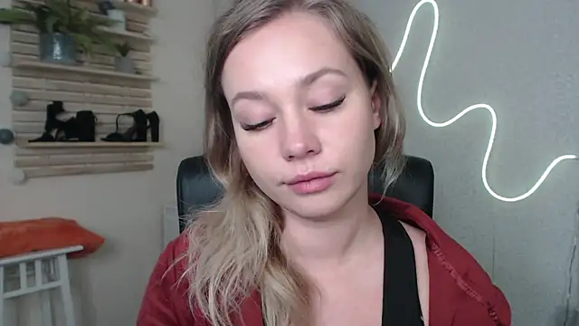 Snapshot of holly_xglam chatting on 4, 12, 2024 holly xglam online show from 4, 12, 2024