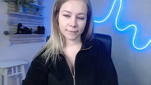 Snapshot of holly_xglam chatting on 8, 1, 2025 holly xglam online show from 8, 1, 2025