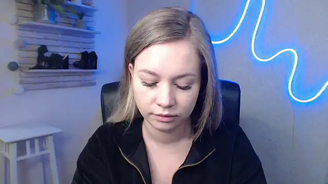 Snapshot of holly_xglam chatting on 8, 1, 2025 holly xglam online show from 8, 1, 2025