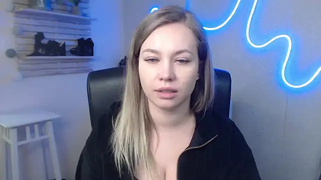 Snapshot of holly_xglam chatting on 8, 1, 2025 holly xglam online show from 8, 1, 2025