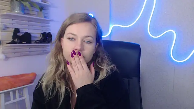 Snapshot of holly_xglam chatting on 7, 2, 2025 holly xglam online show from 7, 2, 2025