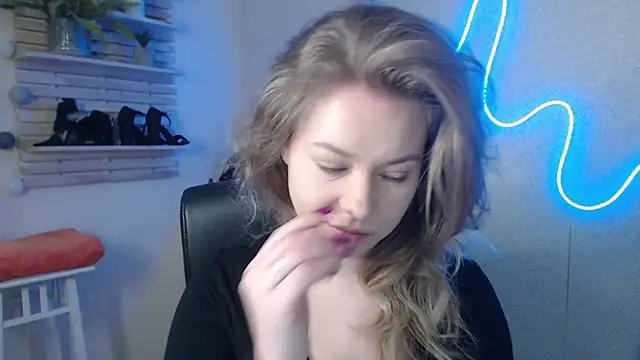 Snapshot of holly_xglam chatting on 18, 2, 2025 holly xglam online show from 18, 2, 2025