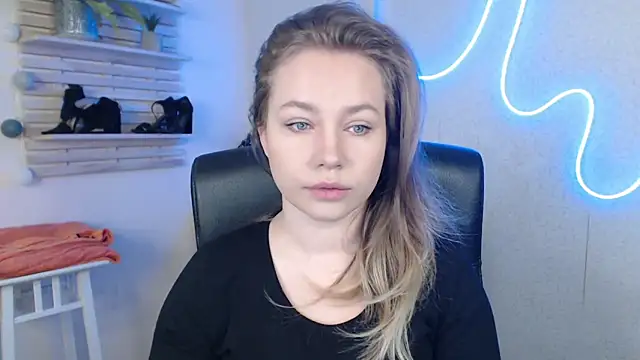 Snapshot of holly_xglam chatting on 17, 3, 2025 holly xglam online show from 17, 3, 2025