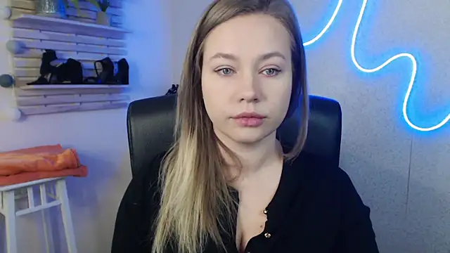 Snapshot of holly_xglam chatting on 18, 3, 2025 holly xglam online show from 18, 3, 2025