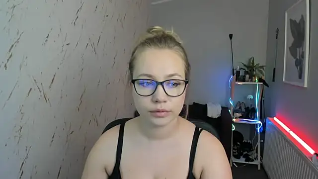 Snapshot of holly_xglam chatting on 10, 9, 2025 holly xglam online show from 10, 9, 2025