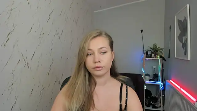 Snapshot of holly_xglam chatting on 11, 9, 2025 holly xglam online show from 11, 9, 2025
