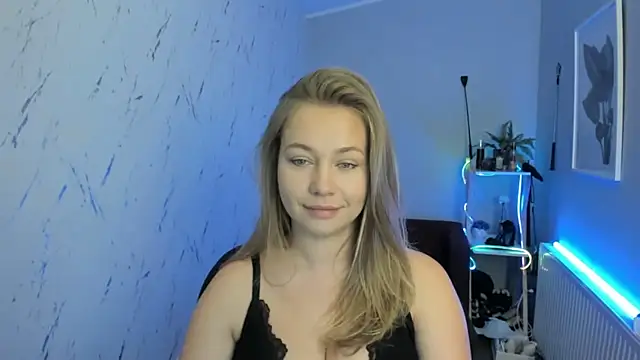Snapshot of holly_xglam chatting on 15, 9, 2025 holly xglam online show from 15, 9, 2025