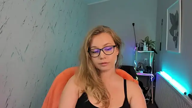Snapshot of holly_xglam chatting on 23, 9, 2025 holly xglam online show from 23, 9, 2025