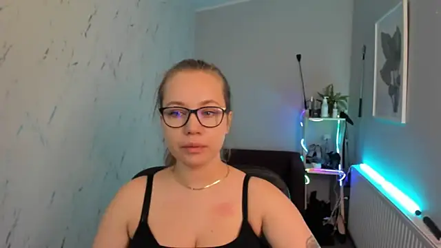 Snapshot of holly_xglam chatting on 24, 9, 2025 holly xglam online show from 24, 9, 2025