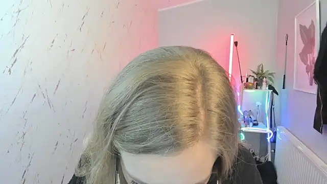 Snapshot of holly_xglam chatting on 8, 10, 2025 holly xglam online show from 8, 10, 2025