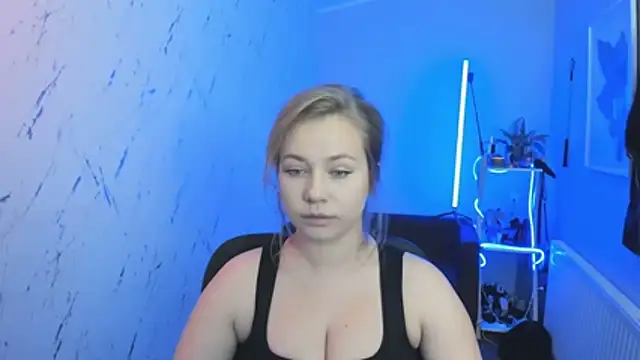 Snapshot of holly_xglam chatting on 13, 10, 2025 holly xglam online show from 13, 10, 2025