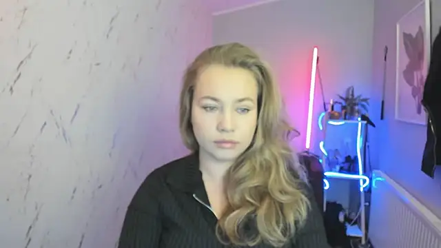 Snapshot of holly_xglam chatting on 15, 10, 2025 holly xglam online show from 15, 10, 2025