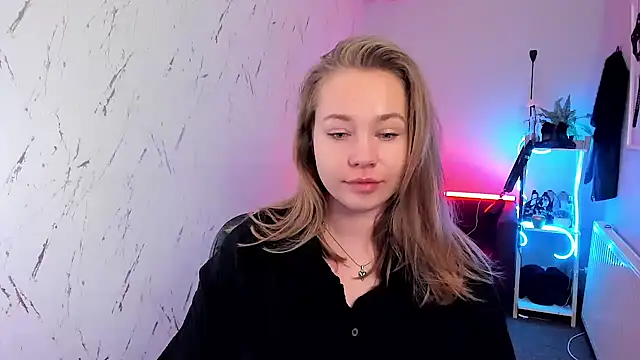 holly xglam online show from 5, 3, 2026